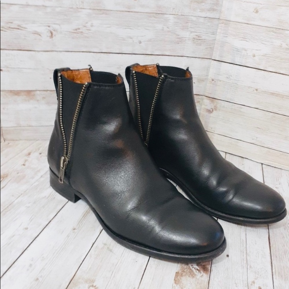 Black Frye Carly Chelsea zip boots size 6